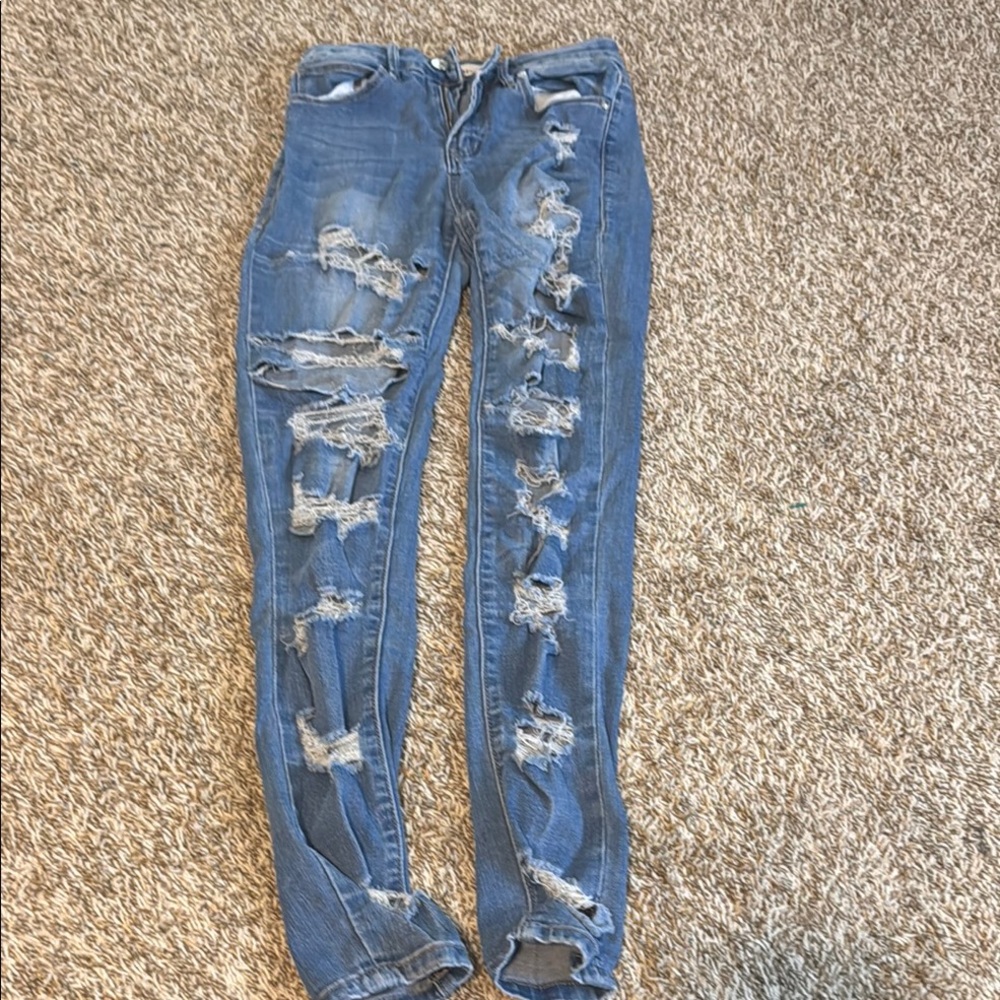 Women’s Almost Famous jeans size 0 worn a little bit - are a little stretchy
